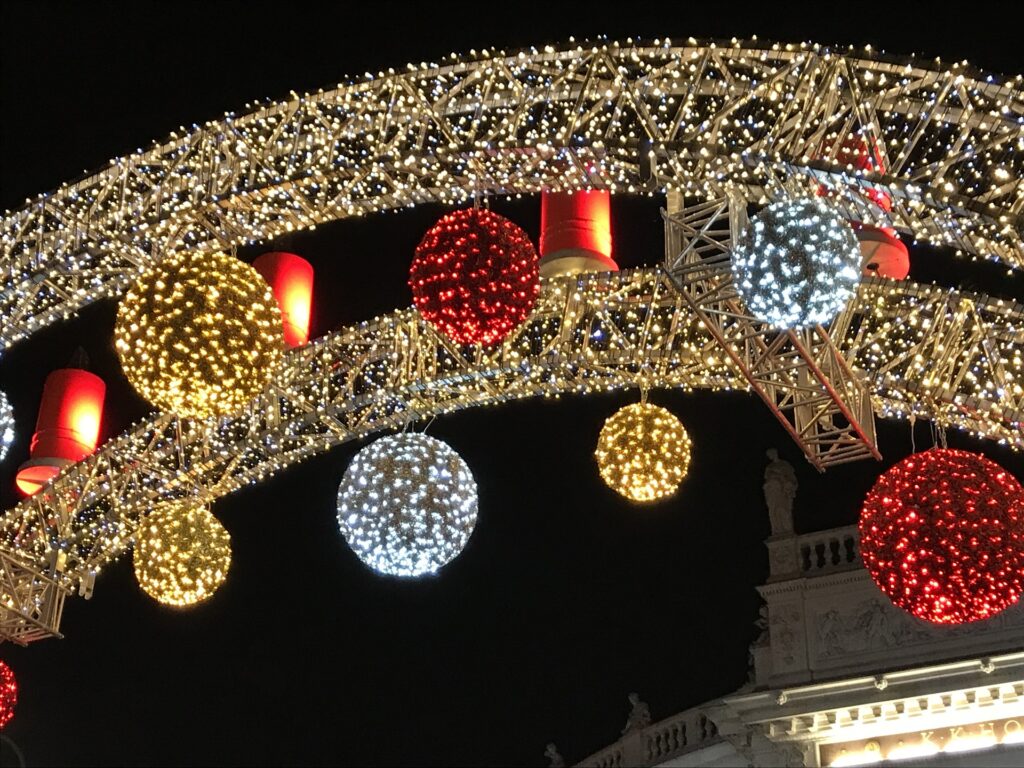 Private transfer from Budapest to Vienna’s Christmas Market. Vienna’s Christmas Market was one of the first biggest Christmas Markets.  A lots of beautiful sights, good food, stalls with the most mesmerizing Christmas ornaments. Book private transfer from Budapest to Vienna