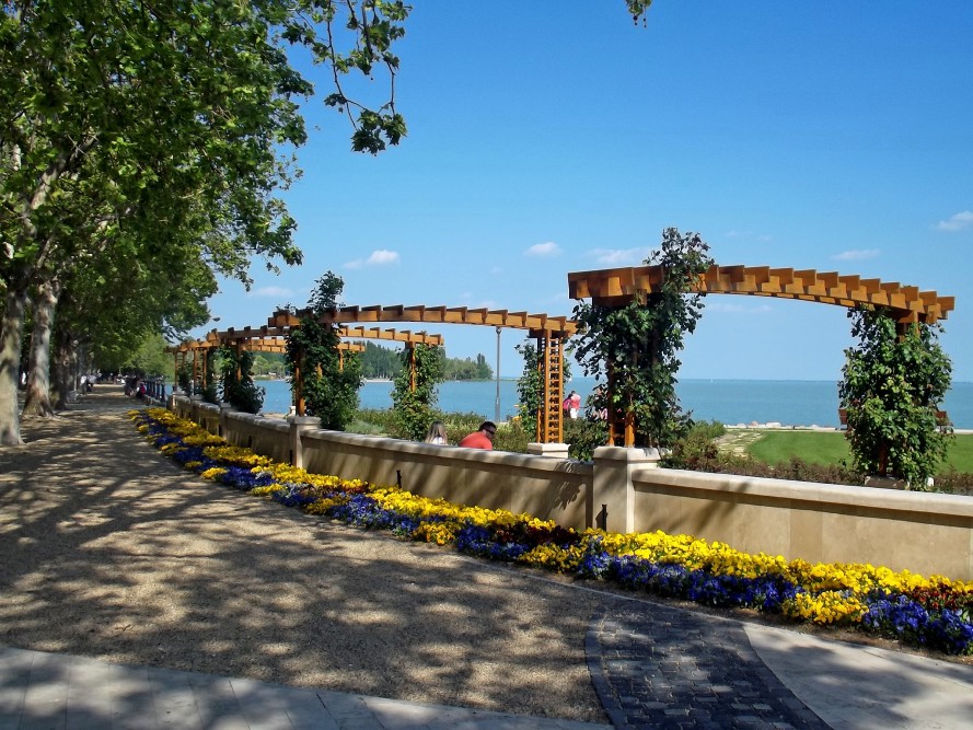 Tagore Promenade is an elegant and picturesque promenade that stretches along the eastern shores of Lake Balaton.