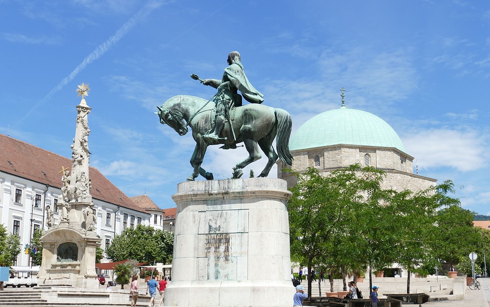 Széchenyi Square. Holy Trinity Statue.